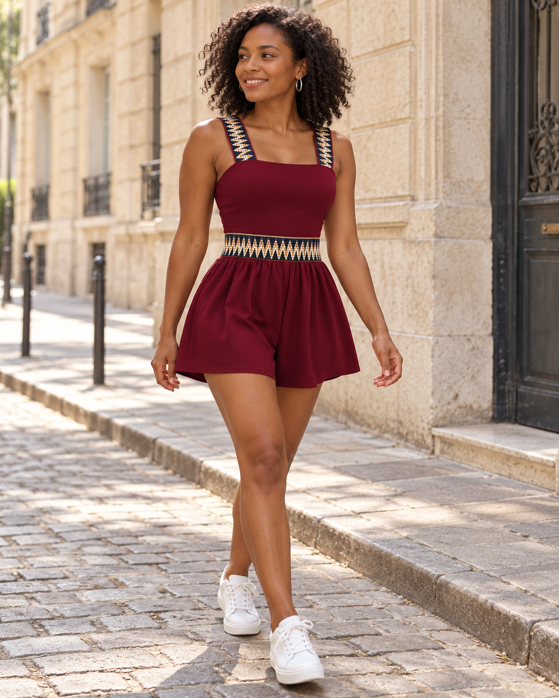 Combishort femme bordeaux à bretelles et taille à motifs porté avec des baskets blanches my fashion glow