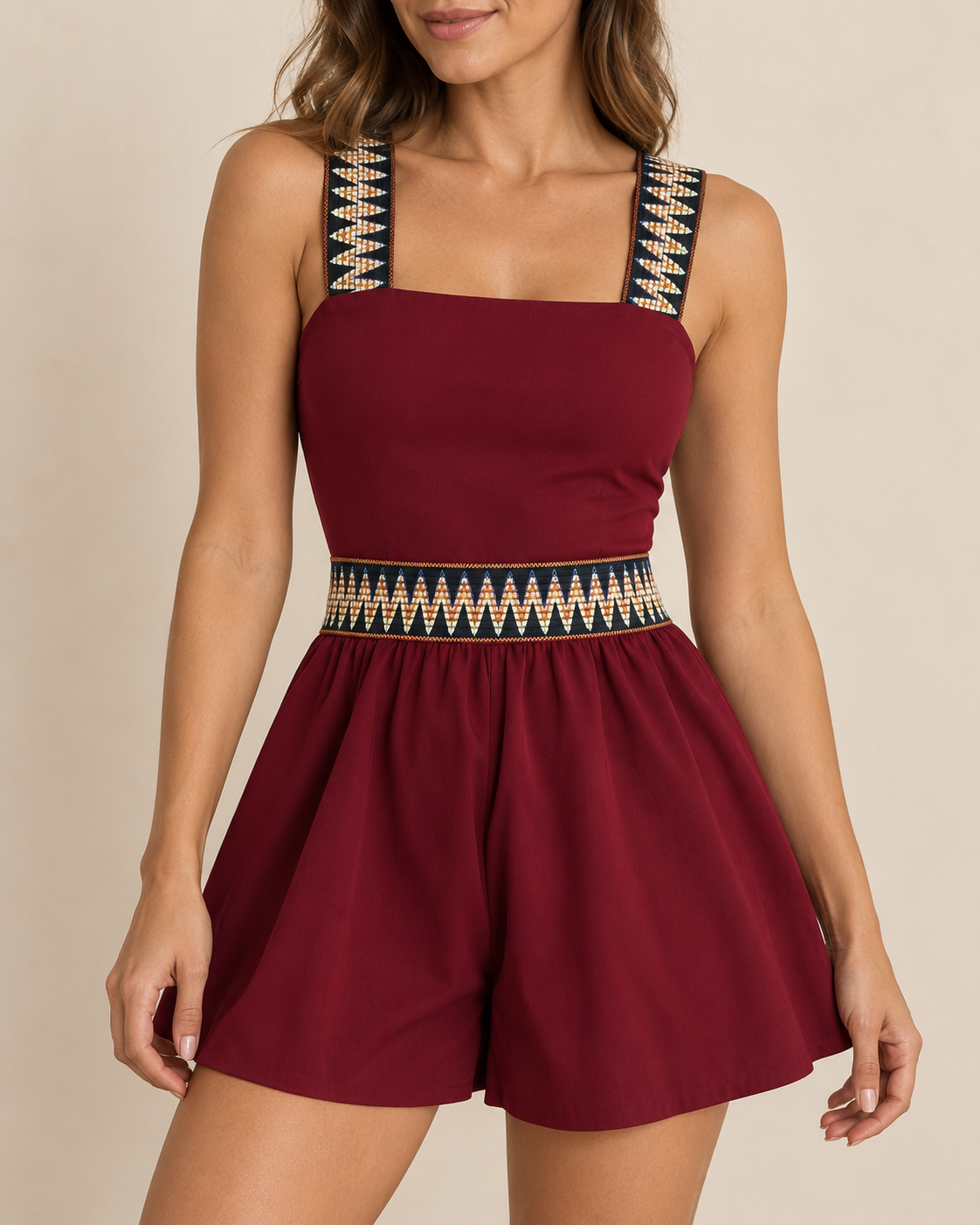 Détail des bretelles et de la taille à motifs du combishort femme bordeaux my fashion glow